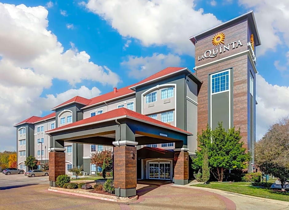 La Quinta Inn & Suites by Wyndham Fort Worth Northeast Mall