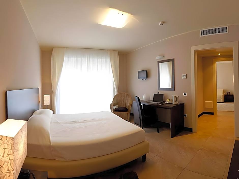 Zdjęcie 1 z 2 — Junior Suite
