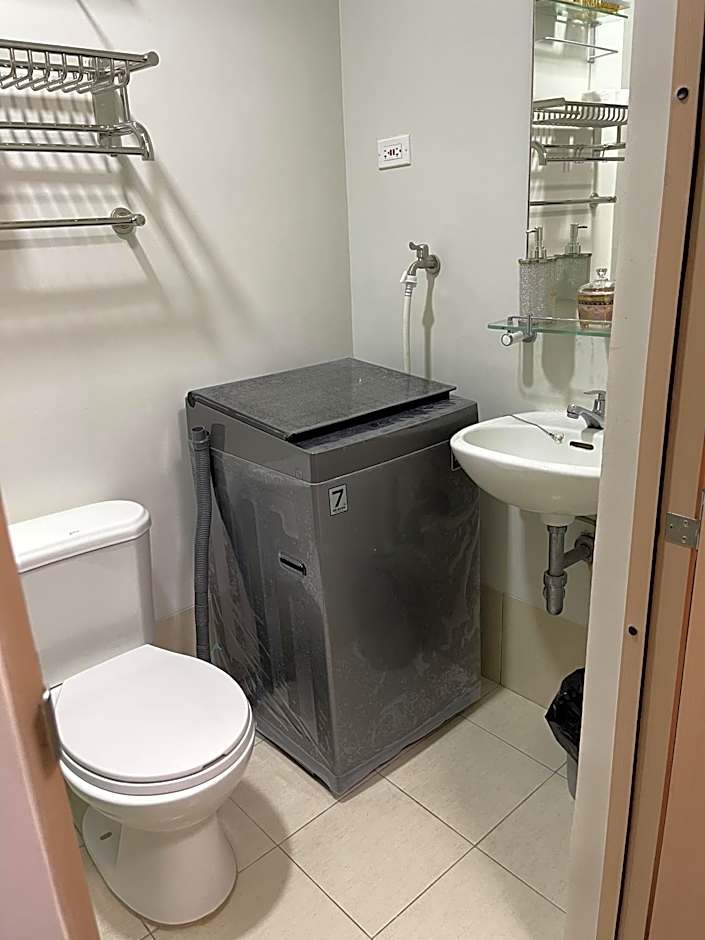 Whole Condo with Pool Great for Staycation