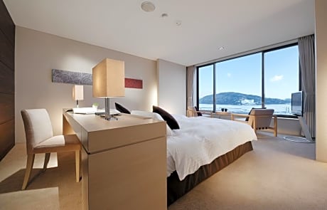 Standard Twin Room with Extra Bed and Harbor View - Non-Smoking