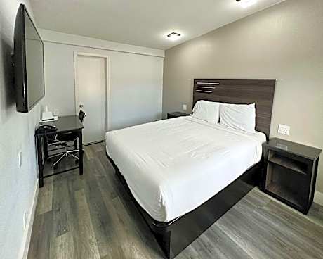 1 Queen Bed | Mobil Access Tub Nsmk Micfridg