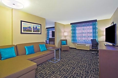 1 King Bed Suite Non-Smoking