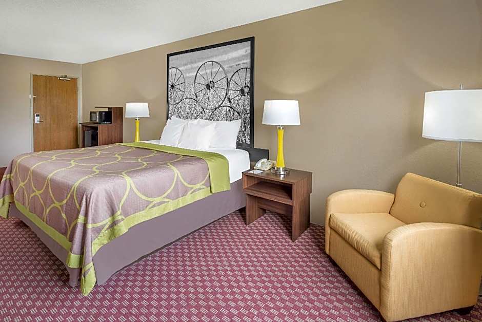 Super 8 by Wyndham Hebron Lowell Area