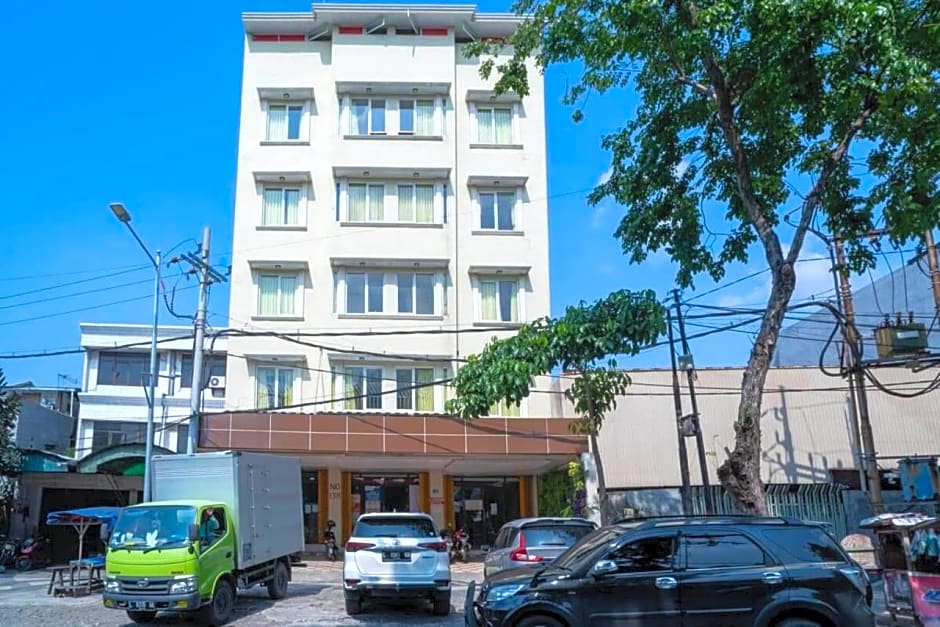 RedDoorz Plus Syariah near Pasar Turi