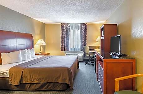 1 King Bed Suite Nonsmoking
