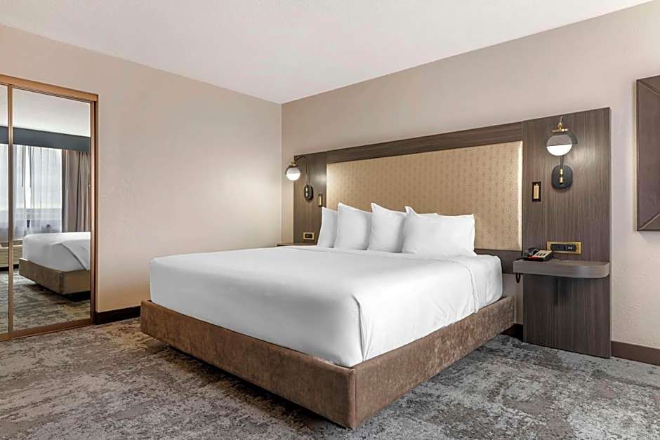 Brooklyn Center Hotel & Conference Center