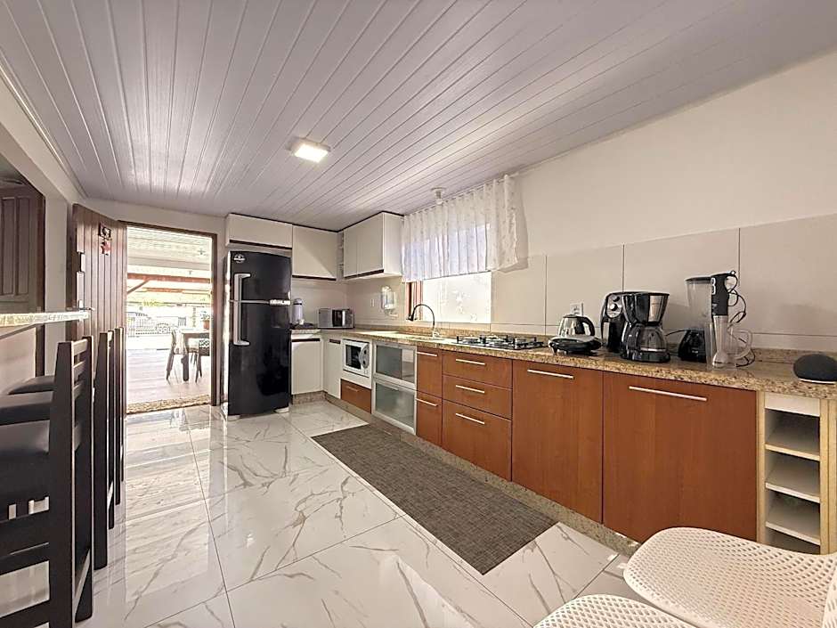 BS01- Casa com Piscina Aquecida e Churrasqueira