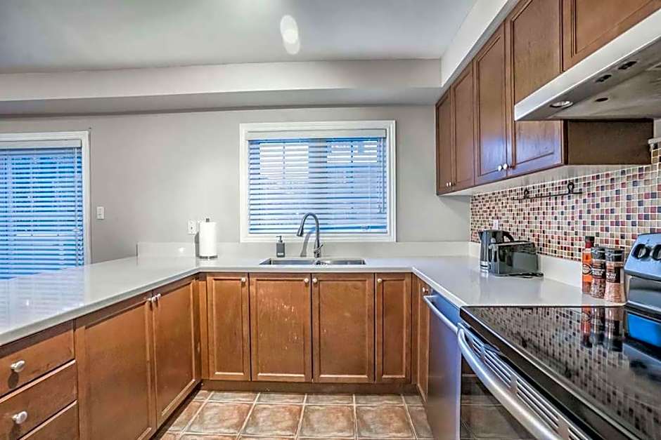 Stylish 4BR Home 20 Mins from YYZ