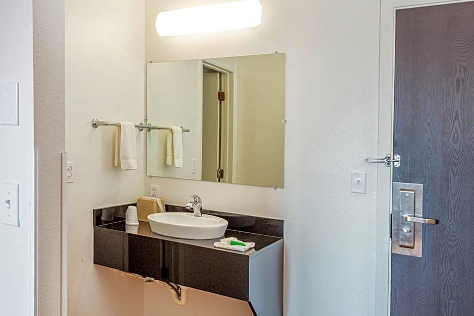 OYO Hotel Shelby MT Hwy 2 & I-15