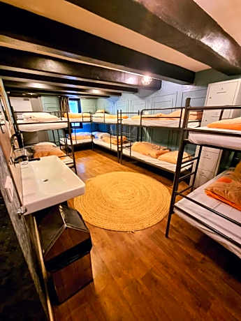 10-Bed Mixed Dormitory Room