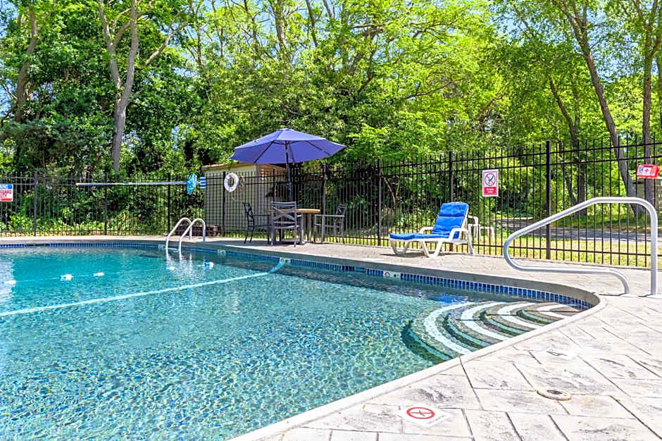 Captains Quarters Motel & Conference Center