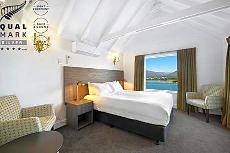 Queen Studio With a Lake And Mountain View