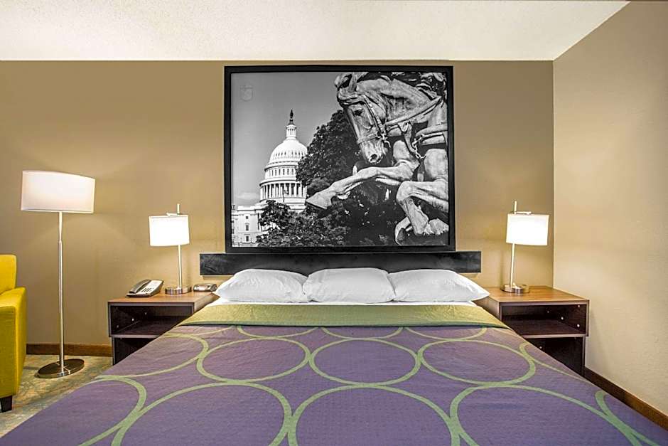 Super 8 by Wyndham Waldorf