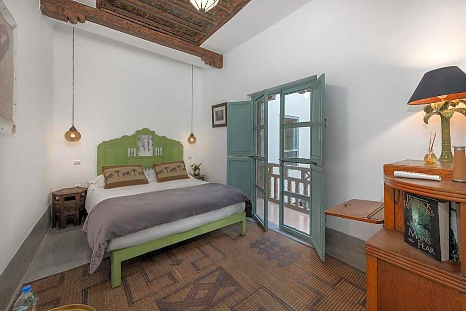 Riad Le J