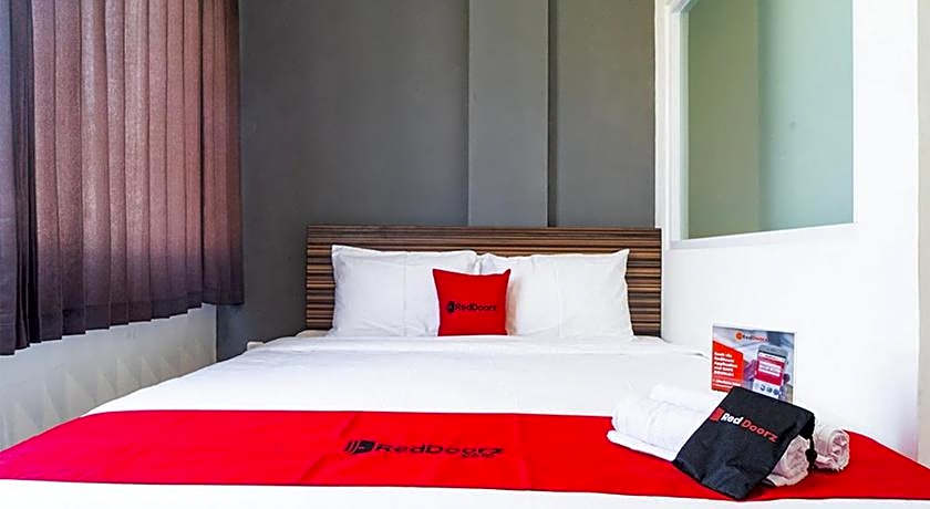 RedDoorz near Seasons City Mall