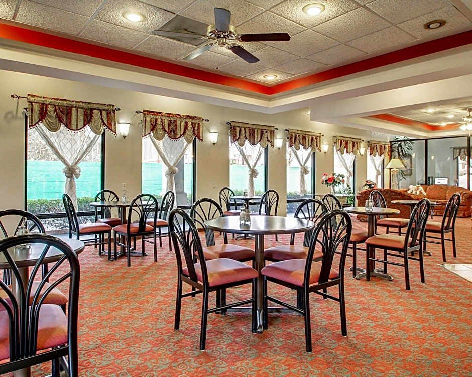 Quality Inn & Suites Clinton - Jackson West