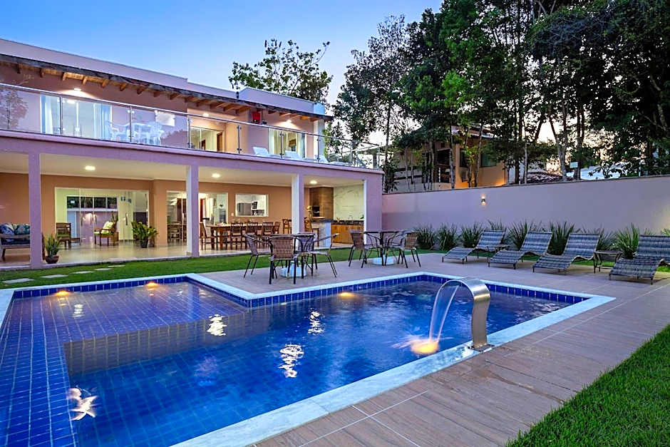 Casa com Piscina e Churrasqueira Privativa !