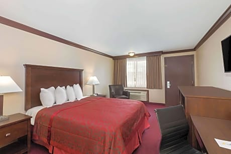 1 Queen Bed Mobility Accessible Room Non-Smoking