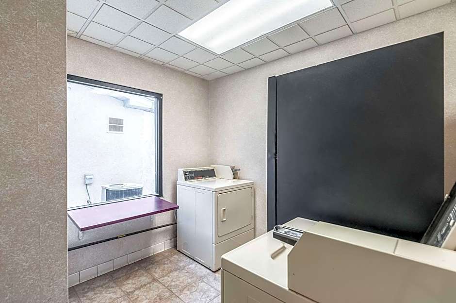 Econo Lodge Inn & Suites Middletown - Winchester South