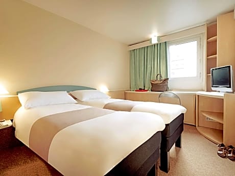 Room with 2 single beds equipped with the new bedding