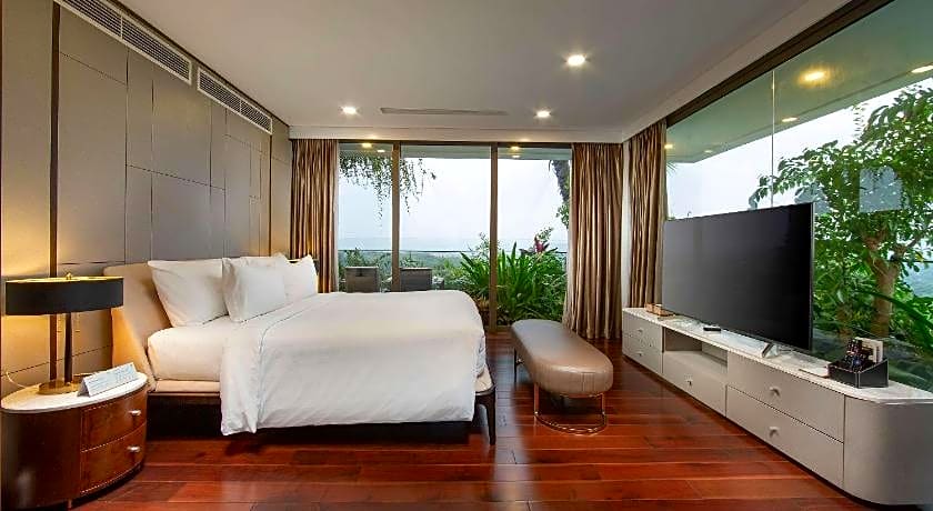 FOREST IN THE SKY - FLAMINGO DAI LAI