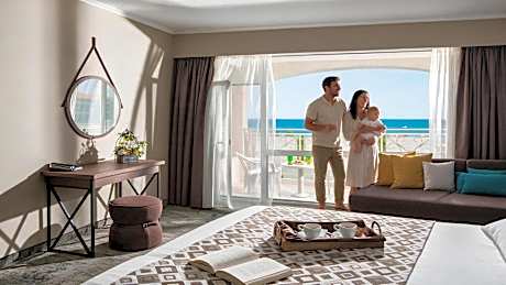Deluxe Twin Room with Sea View and Balcony - Free Pool Access & Free WiFI