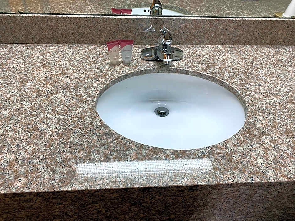 Harrisonville Inn & Suites