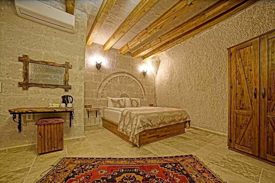 Risus Cave Suites