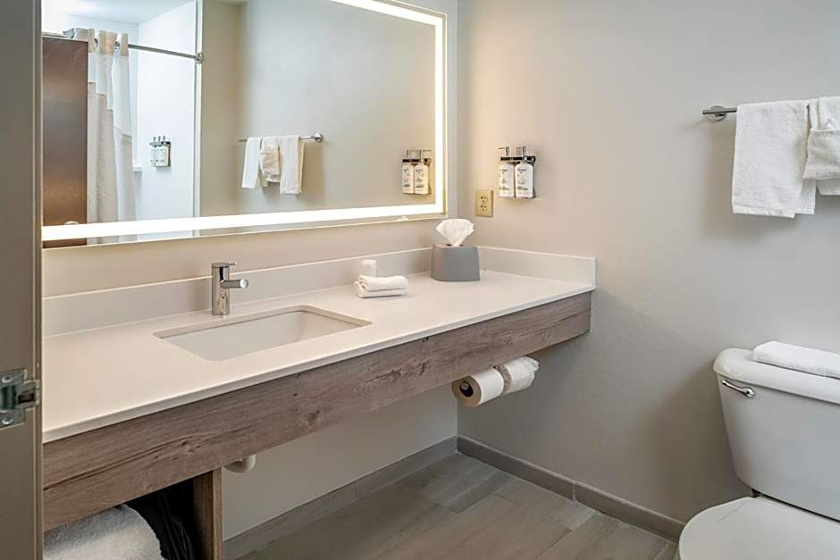 Holiday Inn Express & Suites Fairmont By IHG