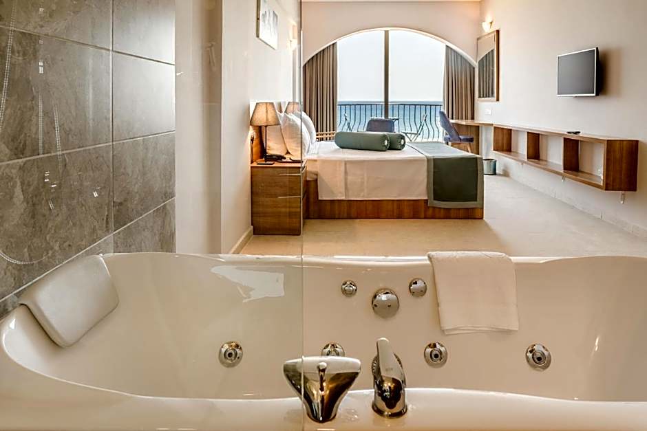 Olivia Palm Hotel