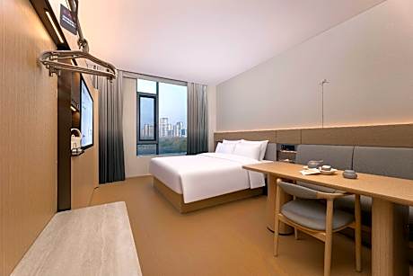 Business Queen Room