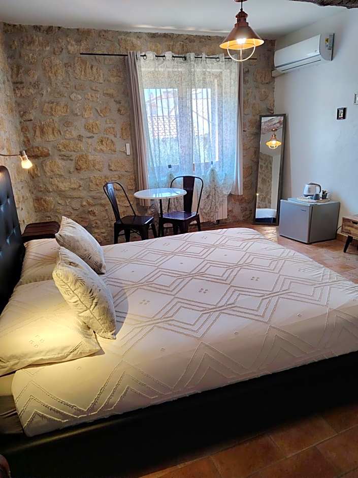 VILLA ARTEMIA - chambre d hôtes labellisée massages-piscine-climatisation