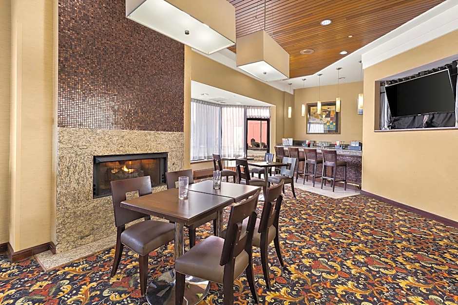 Hotel RL Cleveland Airport West