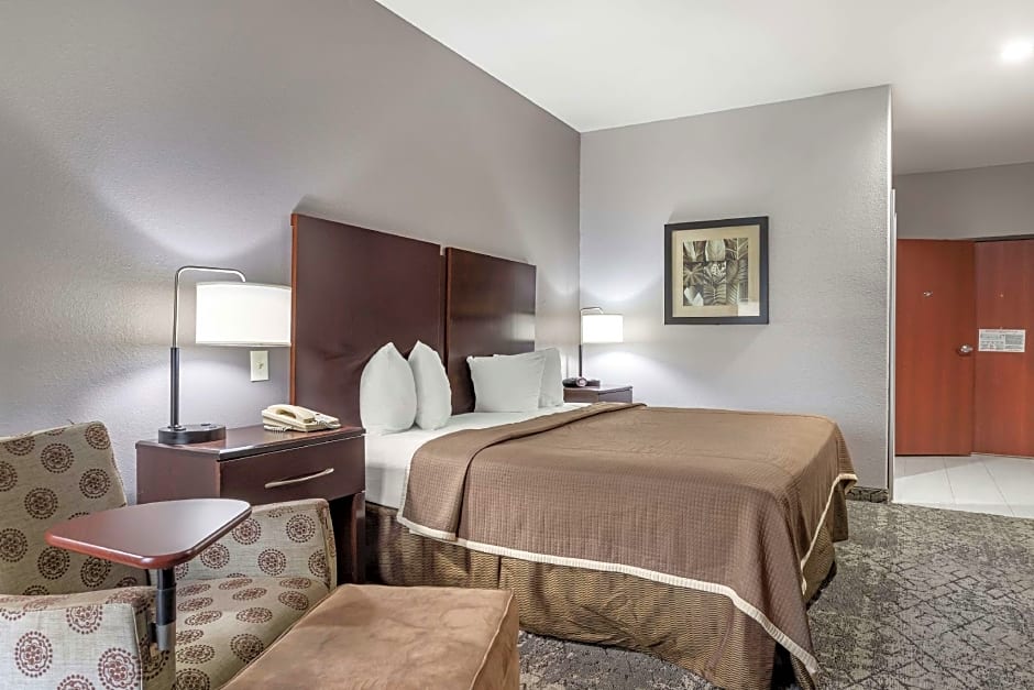 Photo 1 of 4 of 1 King Bed, Accessible, Bathtub