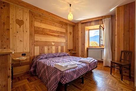 Two-Bedroom Apartment with Balcony and Mountain View