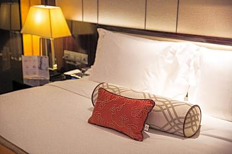 1 King Bedroom Suite River View Lounge Accessible