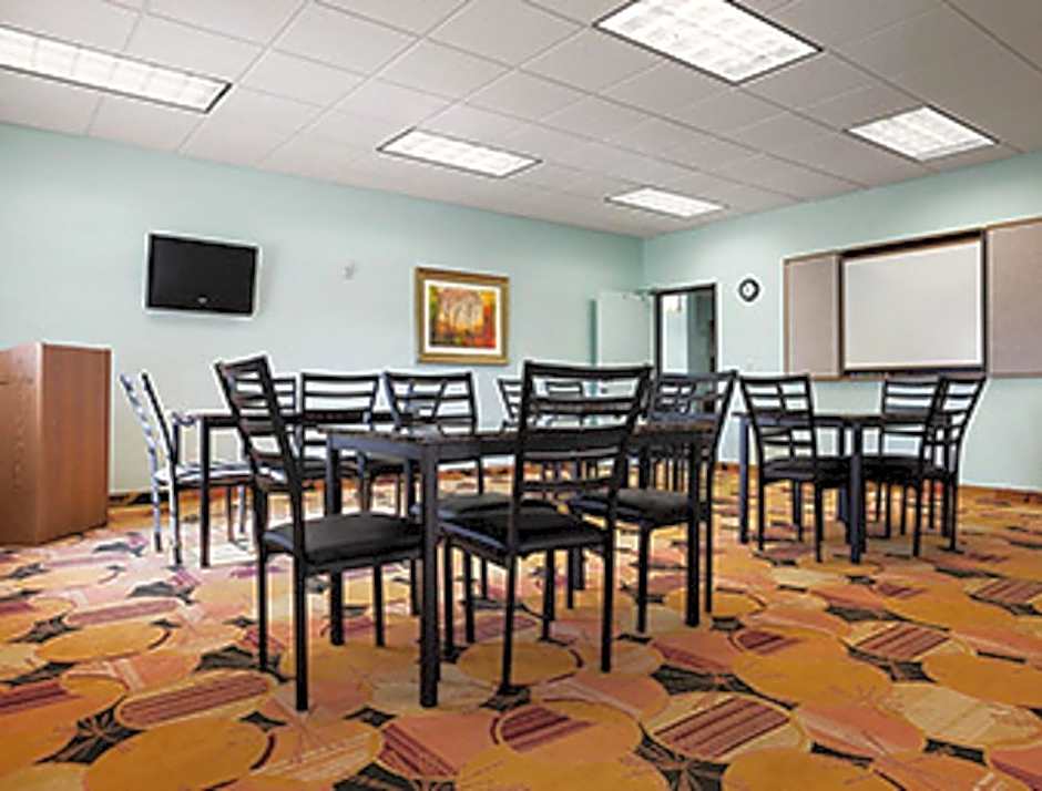 Days Inn & Suites by Wyndham Columbus NE