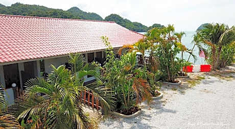 Penarak Bamboo Beach Motel