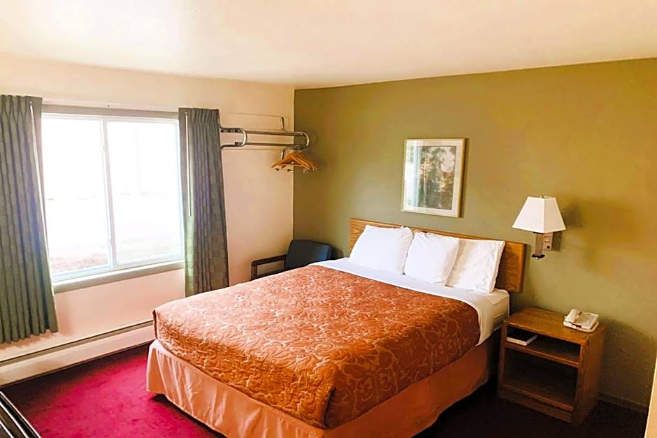 Love Hotels Staples by OYO at HWY 10 MN