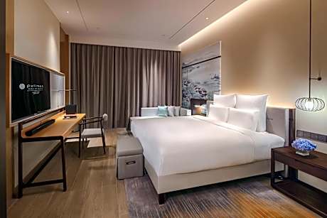 Deluxe King Room with Private Balcony and Lake View