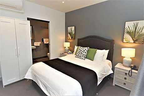 Mariners Court Hotel