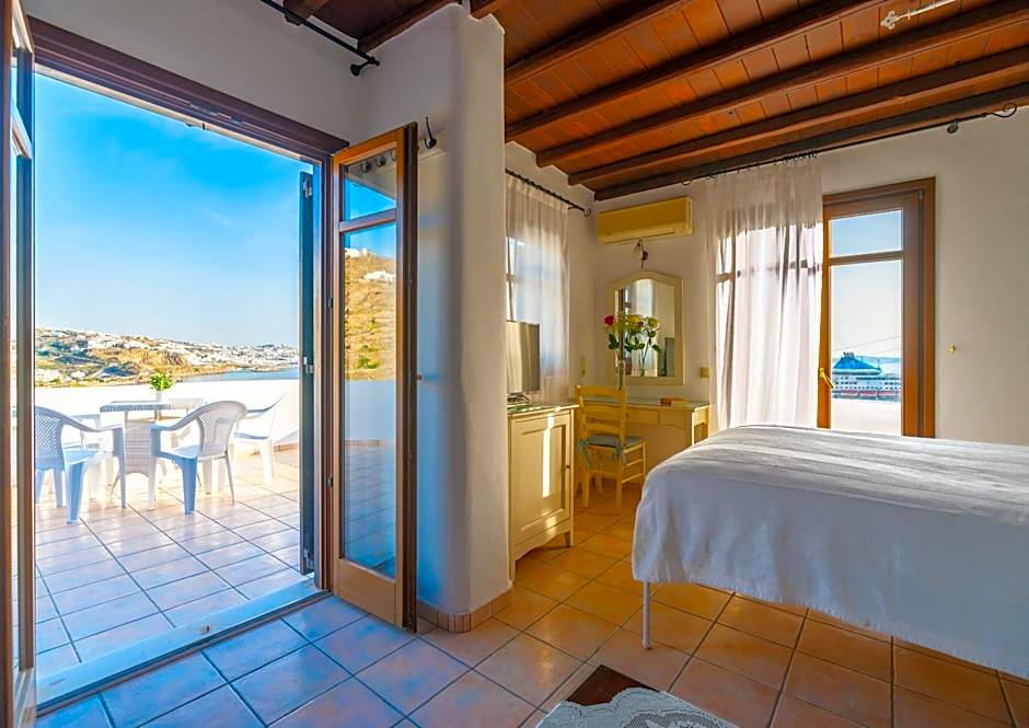 Photo 1 of 5 of Family Suite, Sea View