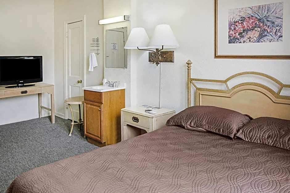 OYO Cameron Historic Hotel Brownsville I-69E