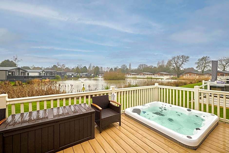 Heathery Lodge with Hot Tub