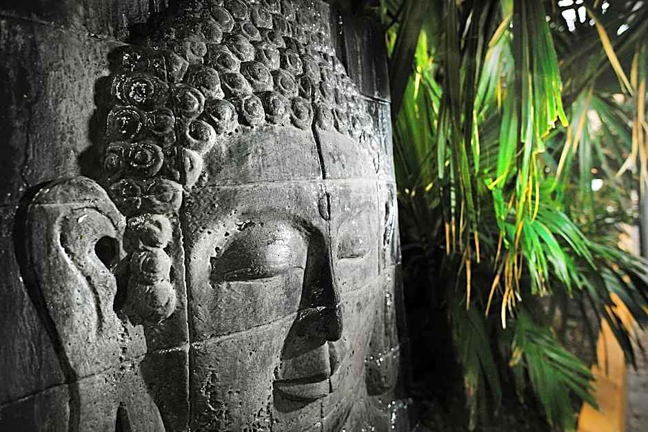 El Taj Oceanfront and Beachside Condo Hotel