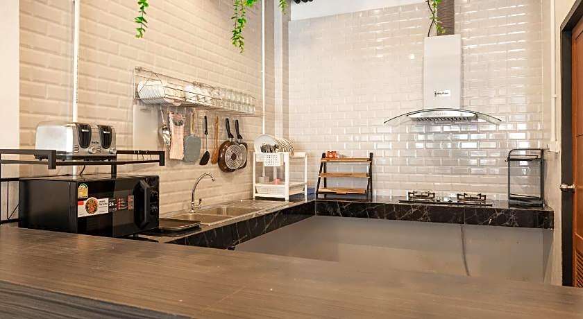 Marco Polo Phuket Poshtel & Bistro