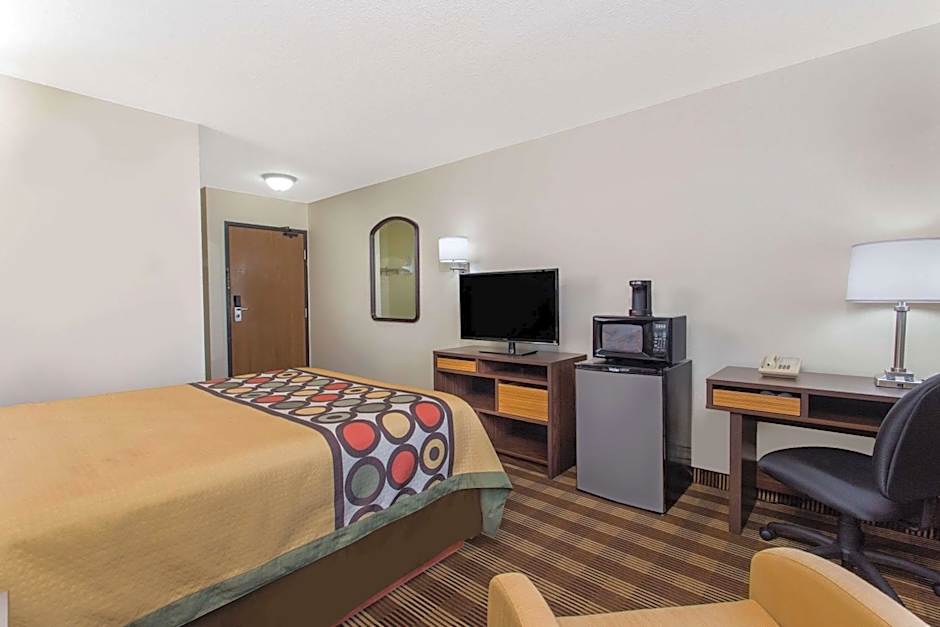 Super 8 by Wyndham Eau Claire I-94