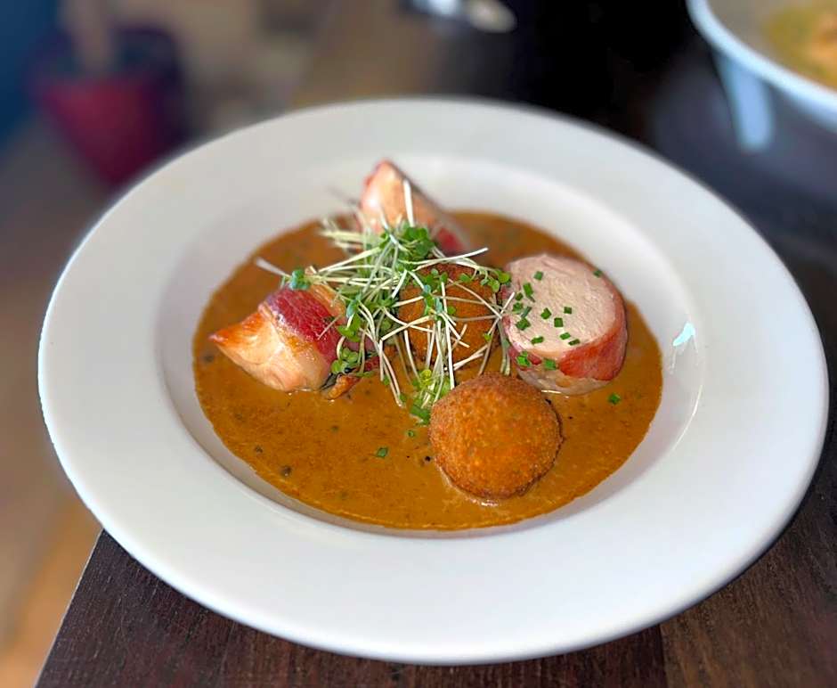 Hollytree Hotel and Swimming pool