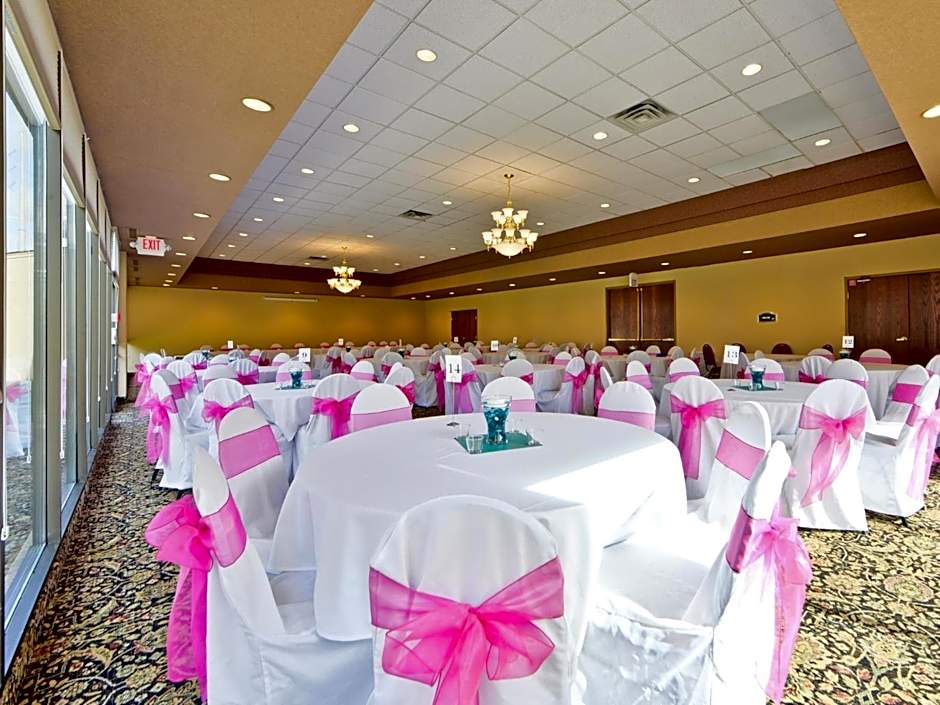 Ramada Hotel & Conference Center by Wyndham Plymouth