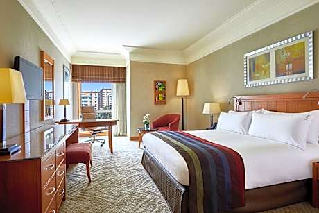 1 King Premium Pool View